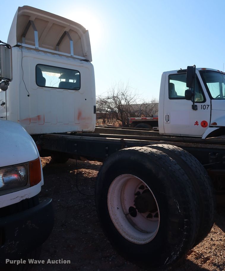 image for item GD9923 2006 Hino 268 truck cab and chassis