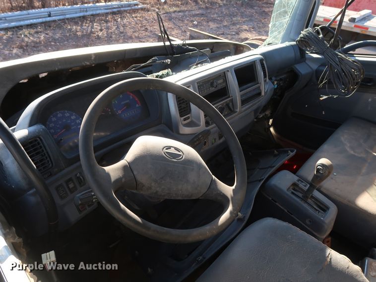 image for item GD9923 2006 Hino 268 truck cab and chassis