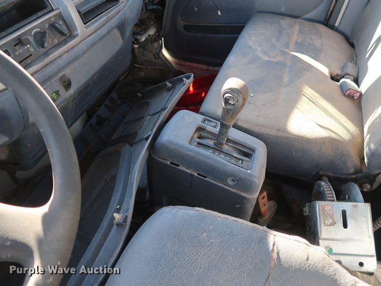 image for item GD9923 2006 Hino 268 truck cab and chassis