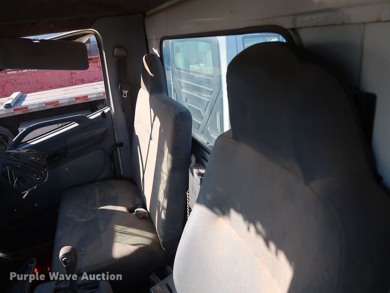 image for item GD9923 2006 Hino 268 truck cab and chassis