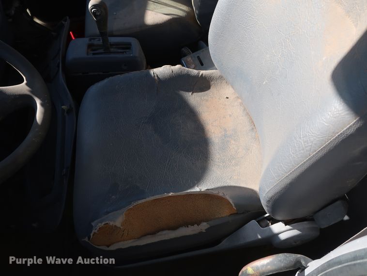 image for item GD9923 2006 Hino 268 truck cab and chassis