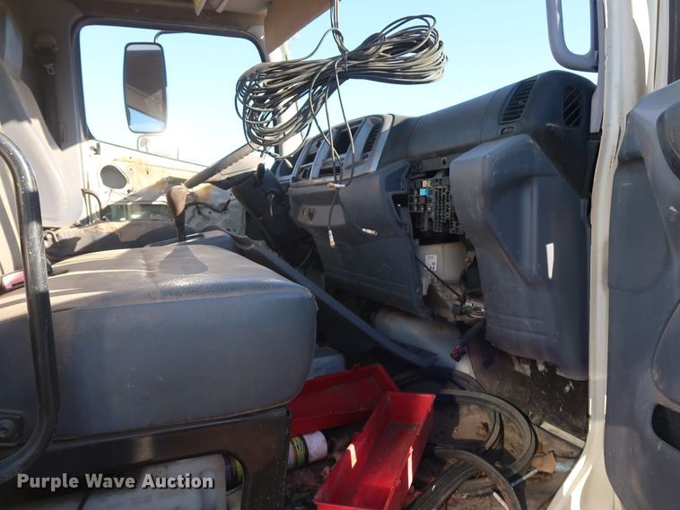 image for item GD9923 2006 Hino 268 truck cab and chassis