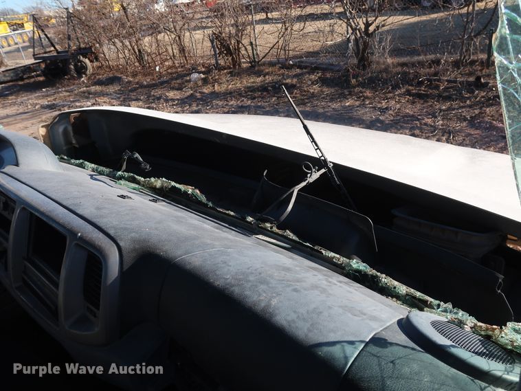 image for item GD9923 2006 Hino 268 truck cab and chassis