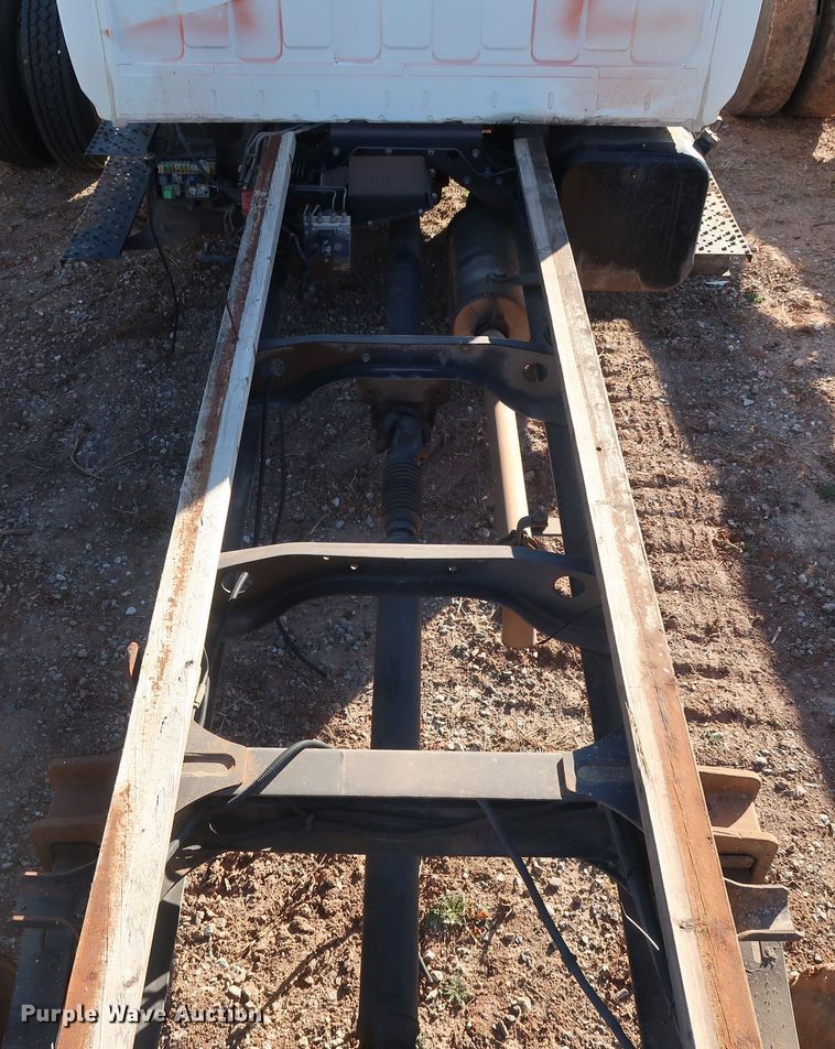 image for item GD9923 2006 Hino 268 truck cab and chassis