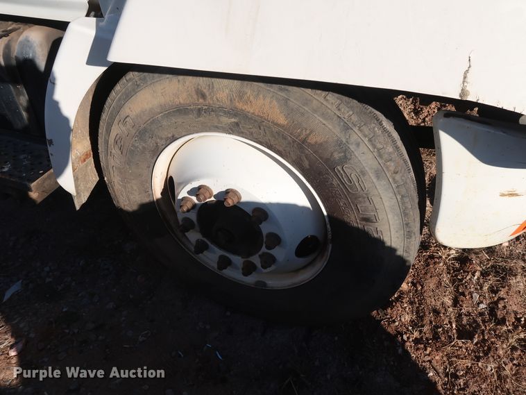 image for item GD9923 2006 Hino 268 truck cab and chassis