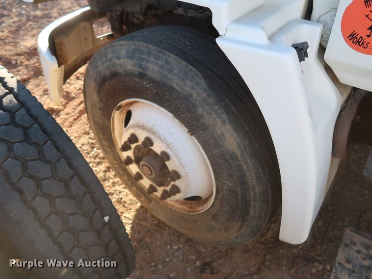 image for item GD9923 2006 Hino 268 truck cab and chassis