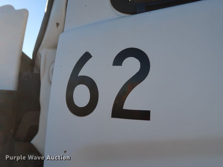 image for item GD9923 2006 Hino 268 truck cab and chassis