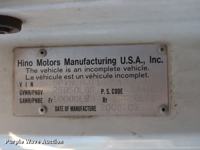 image for item GD9923 2006 Hino 268 truck cab and chassis