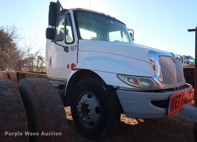 image for item GD9924 2002 International 4300 truck cab and chassis