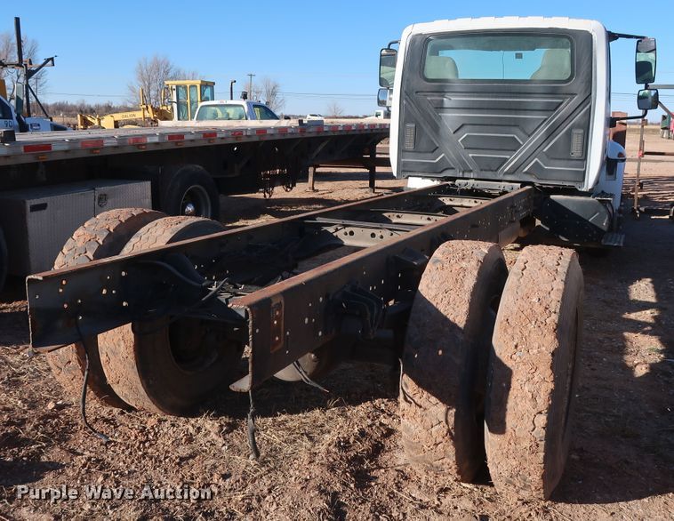 image for item GD9924 2002 International 4300 truck cab and chassis