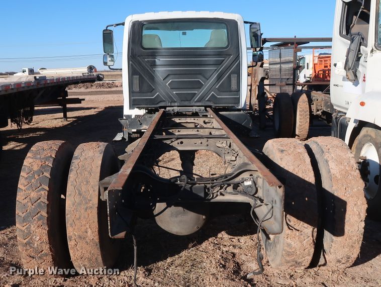 image for item GD9924 2002 International 4300 truck cab and chassis