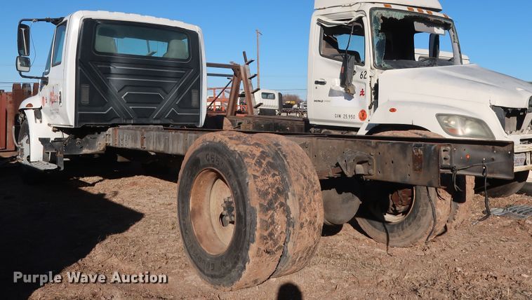 image for item GD9924 2002 International 4300 truck cab and chassis