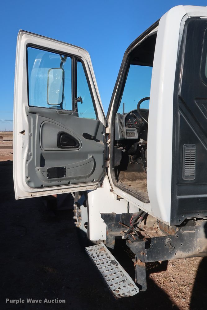 image for item GD9924 2002 International 4300 truck cab and chassis