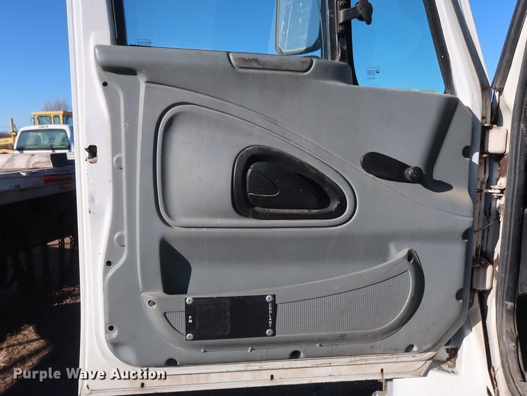 image for item GD9924 2002 International 4300 truck cab and chassis