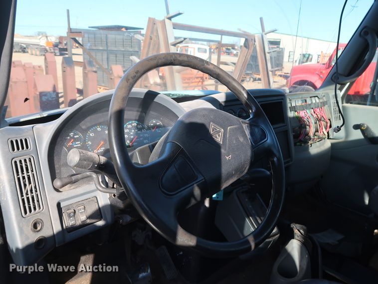 image for item GD9924 2002 International 4300 truck cab and chassis