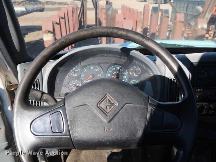 image for item GD9924 2002 International 4300 truck cab and chassis