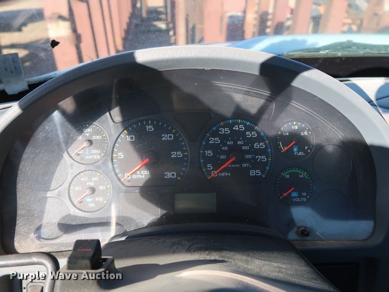 image for item GD9924 2002 International 4300 truck cab and chassis