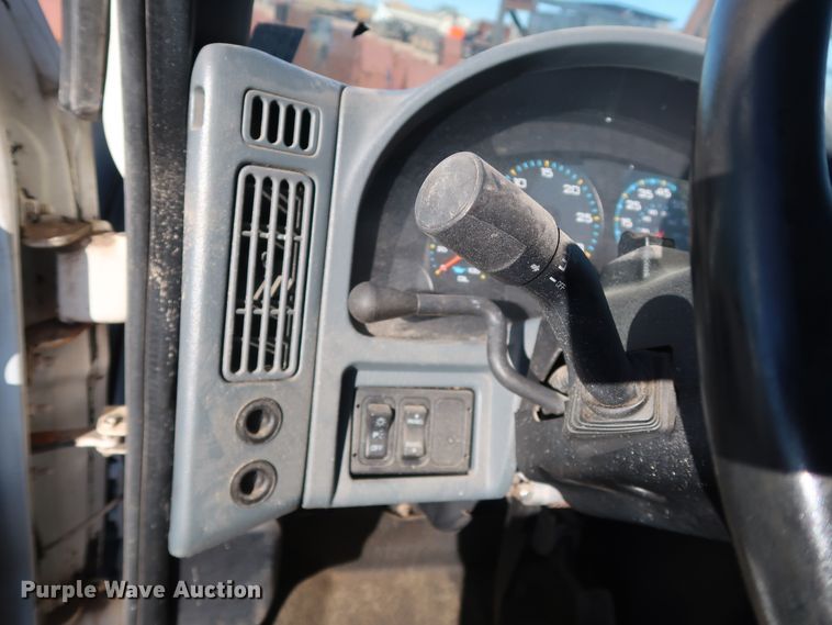 image for item GD9924 2002 International 4300 truck cab and chassis