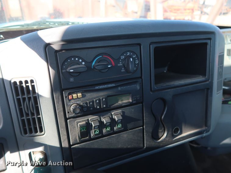 image for item GD9924 2002 International 4300 truck cab and chassis