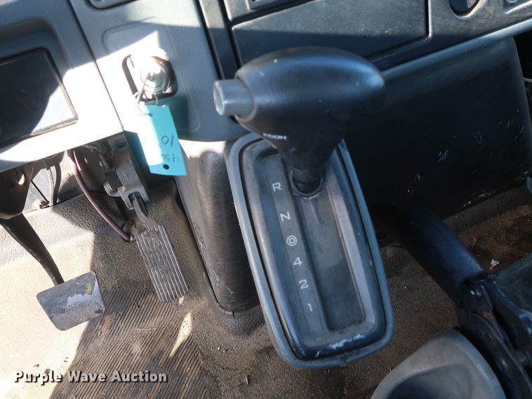 image for item GD9924 2002 International 4300 truck cab and chassis