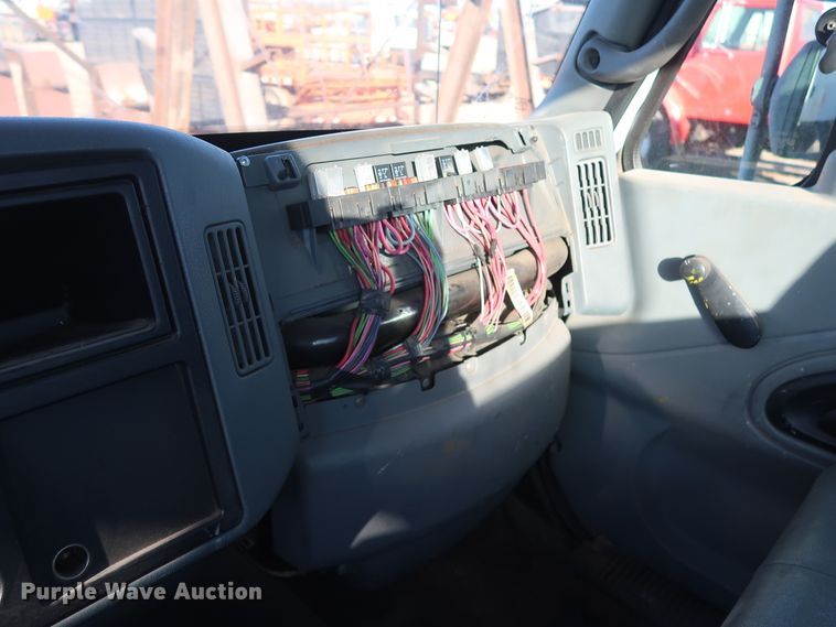 image for item GD9924 2002 International 4300 truck cab and chassis