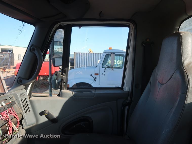 image for item GD9924 2002 International 4300 truck cab and chassis