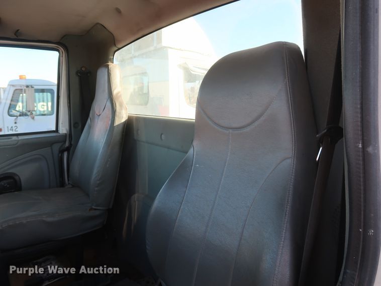 image for item GD9924 2002 International 4300 truck cab and chassis