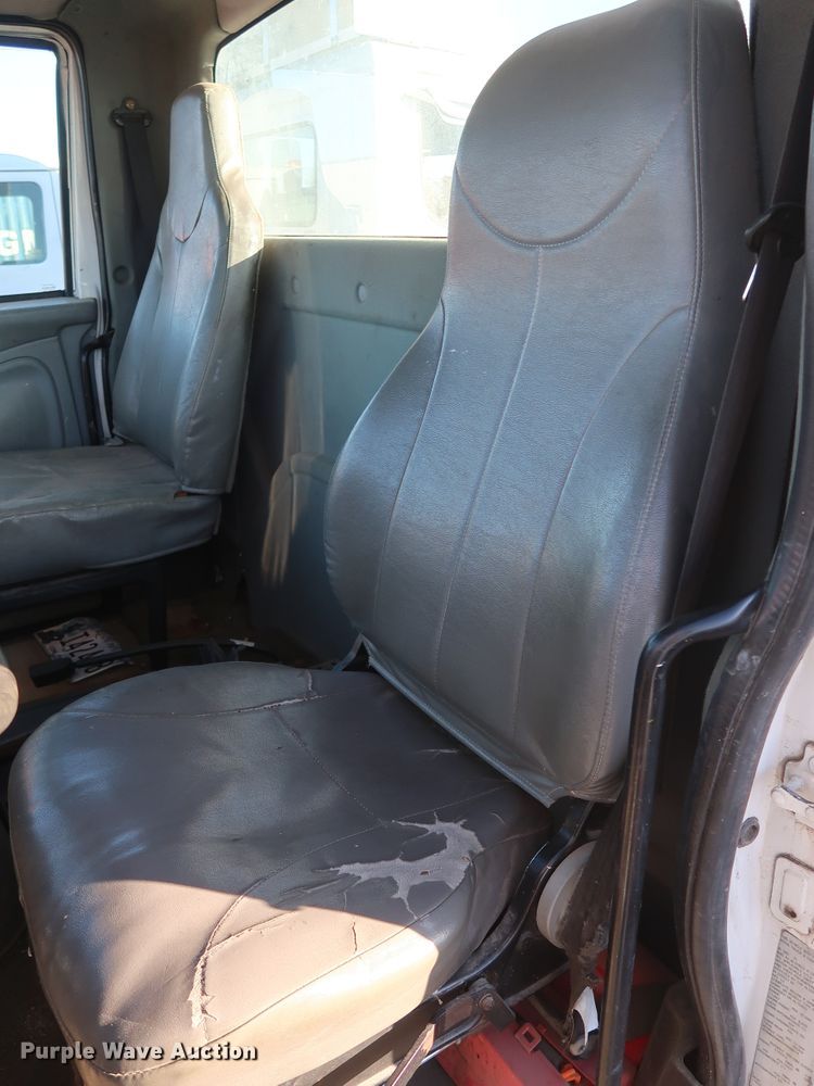 image for item GD9924 2002 International 4300 truck cab and chassis