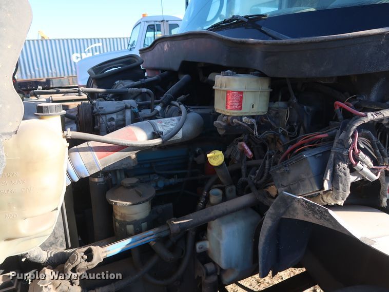 image for item GD9924 2002 International 4300 truck cab and chassis