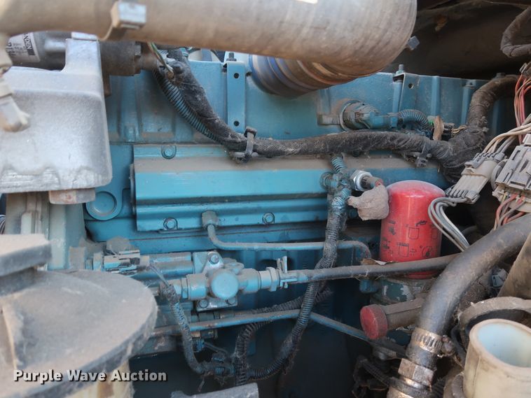 image for item GD9924 2002 International 4300 truck cab and chassis