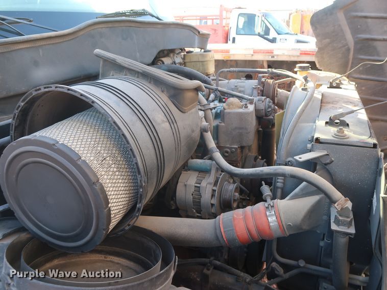 image for item GD9924 2002 International 4300 truck cab and chassis