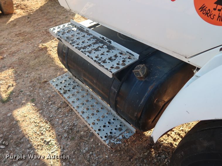 image for item GD9924 2002 International 4300 truck cab and chassis