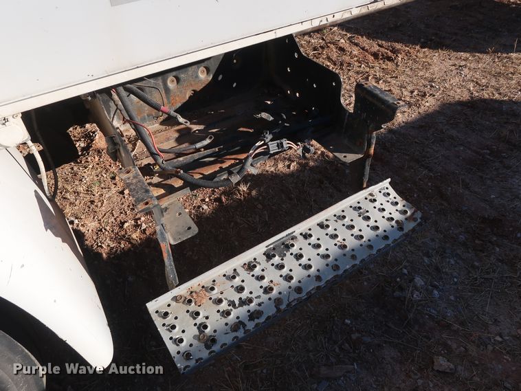 image for item GD9924 2002 International 4300 truck cab and chassis