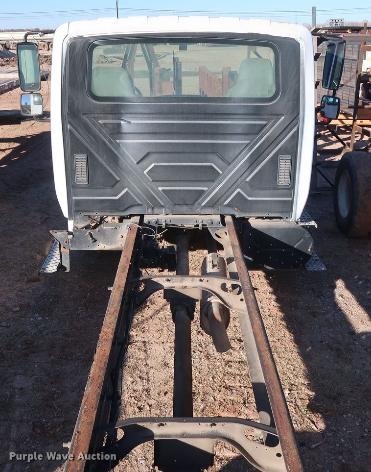 image for item GD9924 2002 International 4300 truck cab and chassis