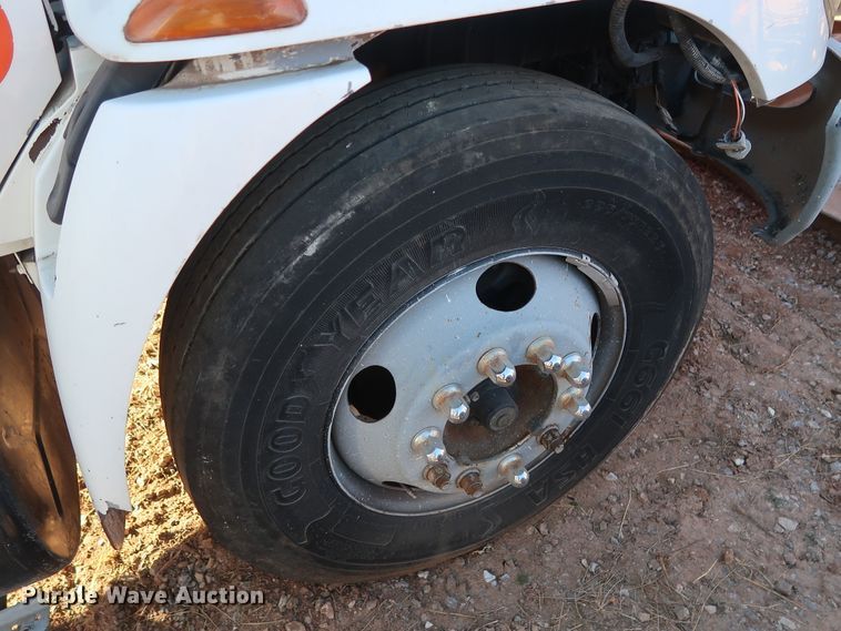 image for item GD9924 2002 International 4300 truck cab and chassis