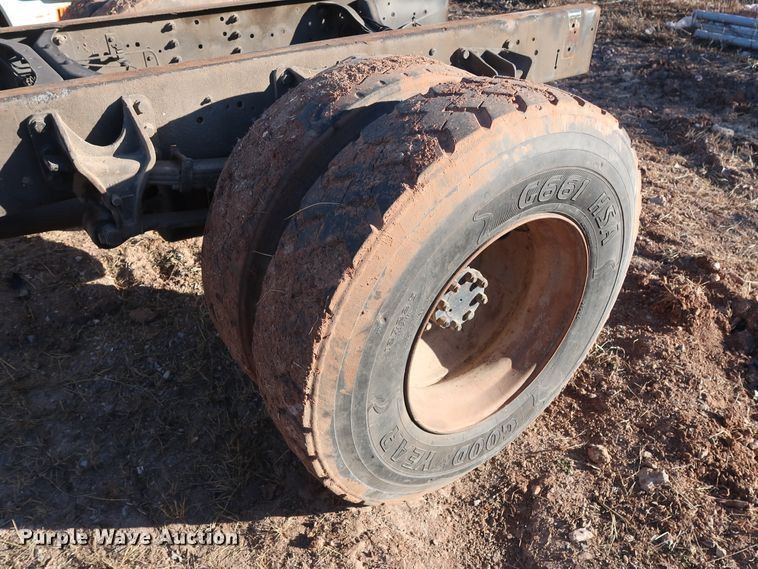 image for item GD9924 2002 International 4300 truck cab and chassis