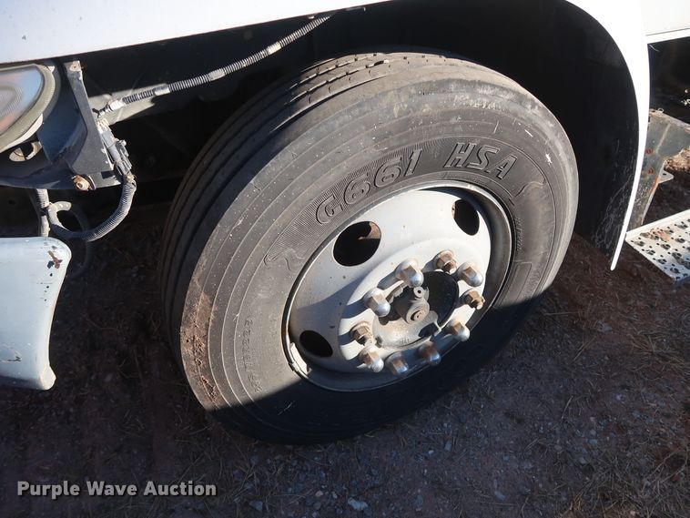 image for item GD9924 2002 International 4300 truck cab and chassis