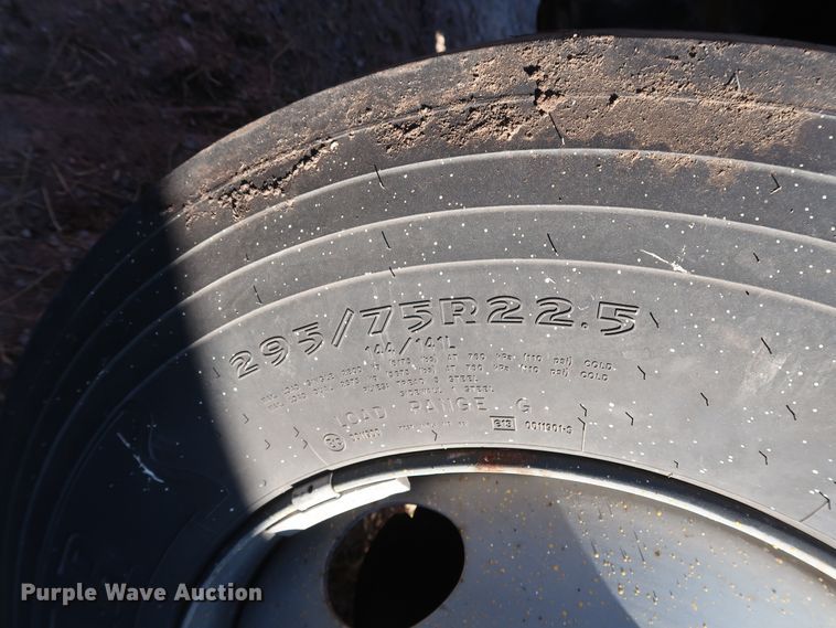 image for item GD9924 2002 International 4300 truck cab and chassis