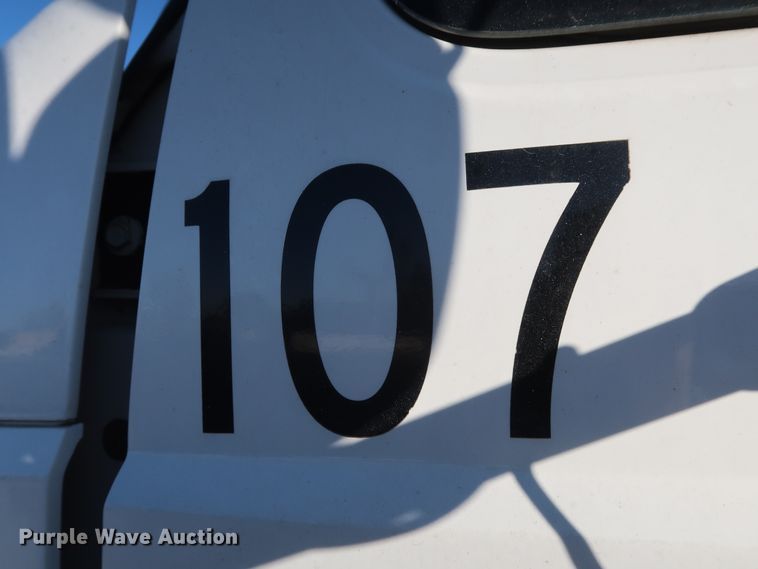 image for item GD9924 2002 International 4300 truck cab and chassis