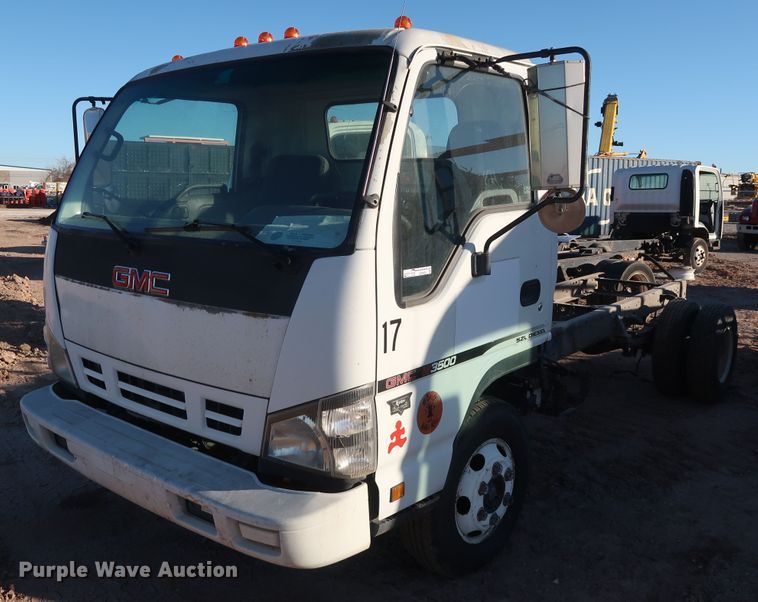 image for item GD9928 2006 GMC W3500 truck cab and chassis