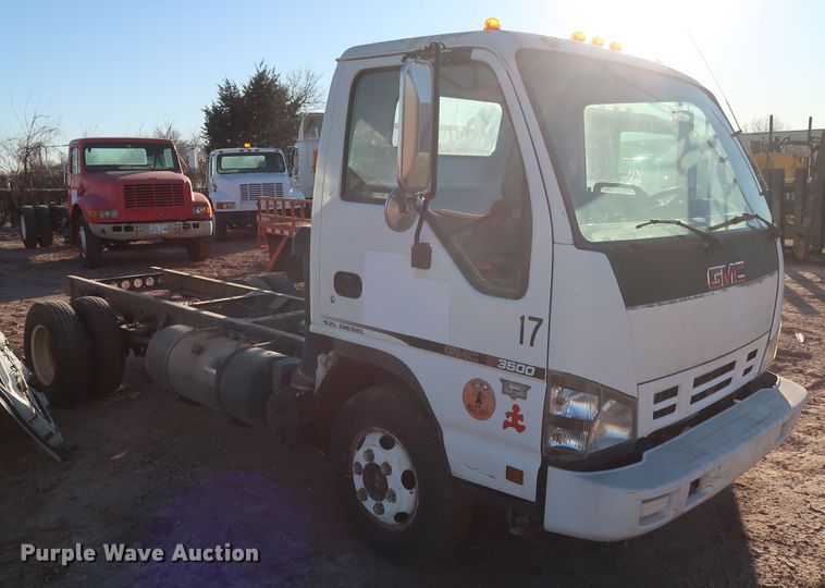 image for item GD9928 2006 GMC W3500 truck cab and chassis