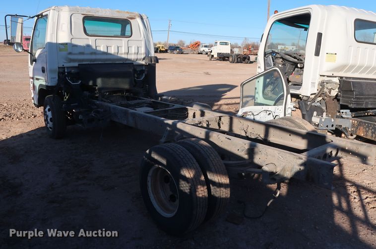 image for item GD9928 2006 GMC W3500 truck cab and chassis