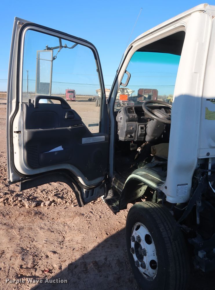 image for item GD9928 2006 GMC W3500 truck cab and chassis