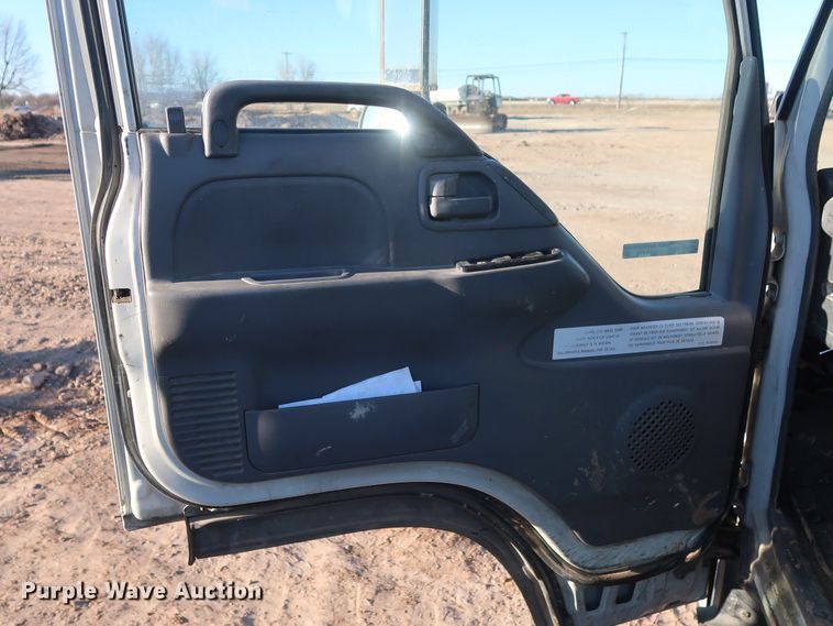 image for item GD9928 2006 GMC W3500 truck cab and chassis