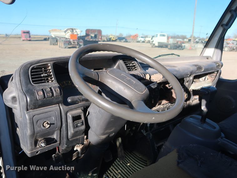 image for item GD9928 2006 GMC W3500 truck cab and chassis