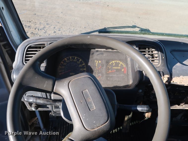 image for item GD9928 2006 GMC W3500 truck cab and chassis