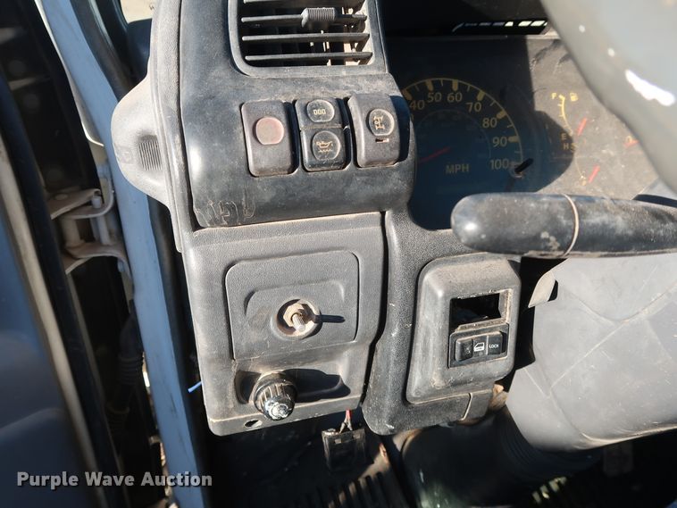 image for item GD9928 2006 GMC W3500 truck cab and chassis