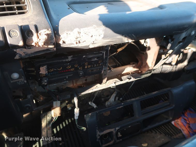 image for item GD9928 2006 GMC W3500 truck cab and chassis