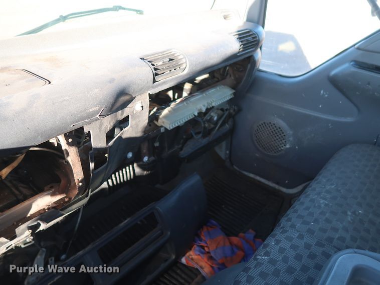 image for item GD9928 2006 GMC W3500 truck cab and chassis