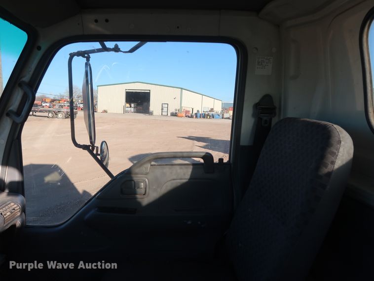 image for item GD9928 2006 GMC W3500 truck cab and chassis